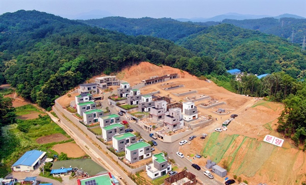 급경사 산지의 녹지축을 잘라내고 타운하우스가 건축되고 있다.(2020년6월 현재)