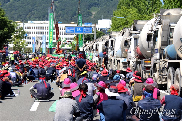 민주노총 전국건설노동조합 경남건설기계지부는 6월 22일 오후 경남도청 앞 도로에서 “레미콘 임단협 투쟁 승리 결의대회”를 열었다.