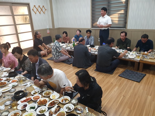 더불어민주당 합천지역 당원들은 6월 21일 한 식당에서 모임을 가졌다.