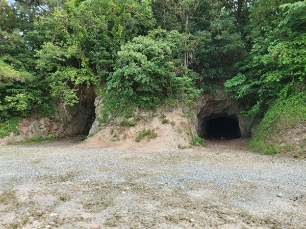 이런 동굴이 세 개가 나란히 있고 나머지 두 개는 접근하기 어려운 쪽에 있어서 관광객은 관람이 어렵다.