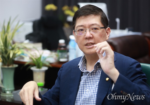 김홍걸 더불어민주당 의원은 차기 통일부 장관에 대해 “이 자리가 마지막 공직이 돼도 좋으니 과감하게 일을 저질러보겠다는 각오를 가진 정치인이면 좋을 것 같다”고 말했다.