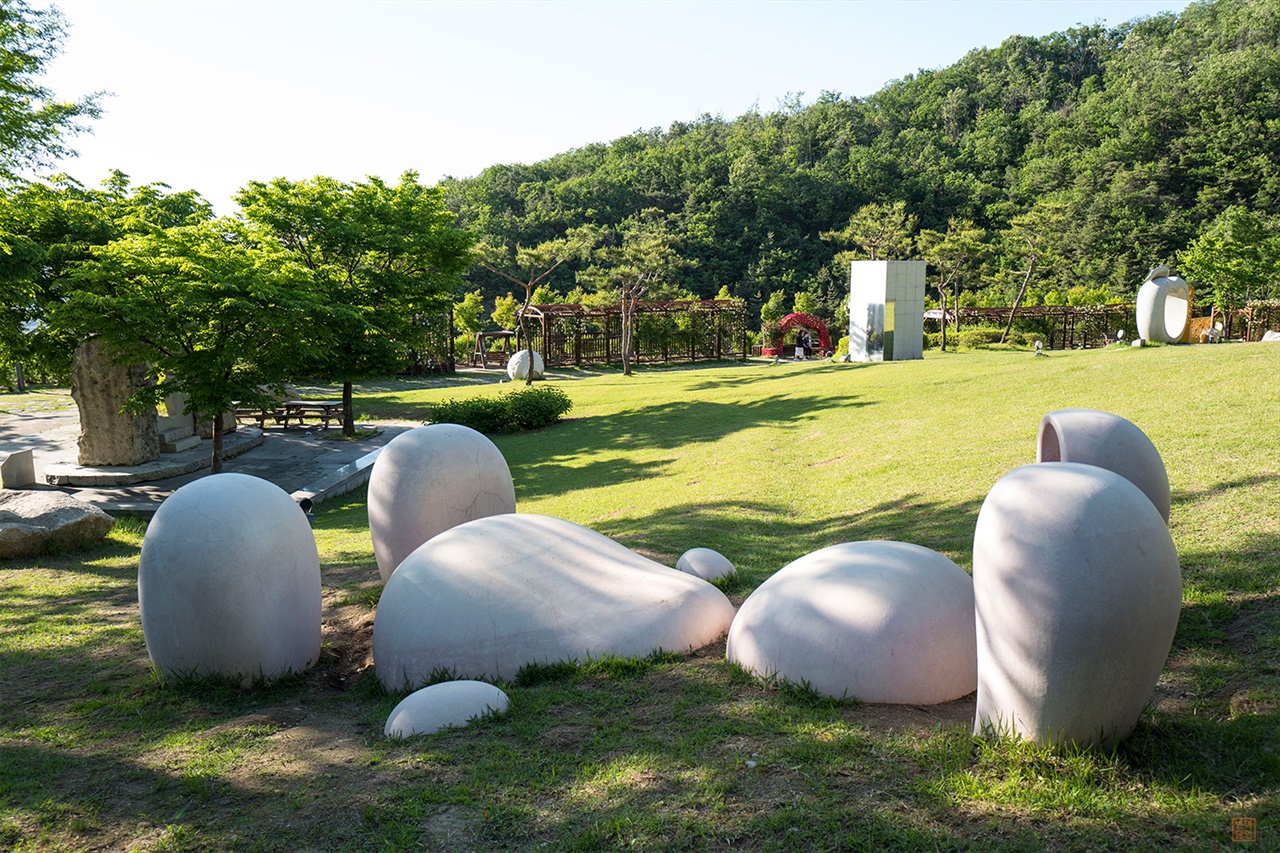  아트밸리 조각공원의 30여점의 조각작품들은 모두 '포천석'으로 제작되었다. 