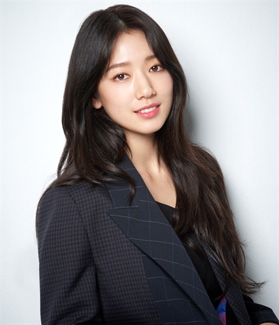 영화 < #살아있다 >에서 유빈 역을 맡은 배우 박신혜.