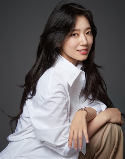  영화 < #살아있다 >에서 유빈 역을 맡은 배우 박신혜.