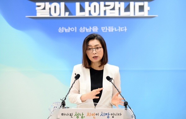 은수미 성남시장은 신뢰와 연대, 그리고 공감을 통한 '성남 너머의 성남'의 완성을 임기 후반기 시정 운영 방향으로 제시했다. 사진은 은수미 시장의 취임 2주년 온라인 브리핑 모습.