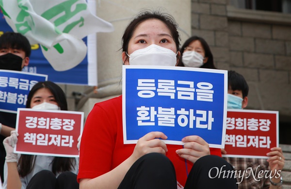 경희대 학생의 권리 되찾기 집중공동행동이 23일 오후 서울 동대문구 경희대 본관앞에서 열렸다. 학생들은 '코로나19 사태 이후 진행된 비대면 수업이 부실하게 진행되었음에도, 정상학기와 동일한 등록금과 성적평가 기준에 의문을 제기한다'며 등록금 반환과 '선택적 P/F'(선택적 패스제) 도입을 촉구했다. '선택적 P/F'는 성적평가 이후 성적정정기간에 학점에 대해 학생이 선택적으로 'P'로 변환할 수 있는 제도이다.