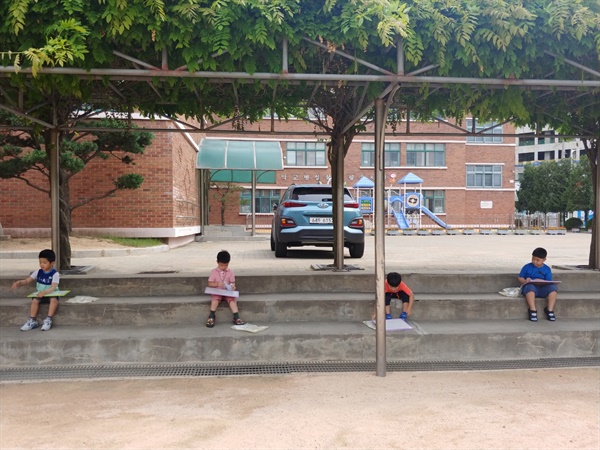 인천지역 한 초등학교 병설유치원 유아들이 야외학습을 하고 있다. 