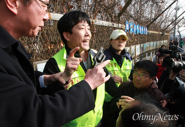 탈북자인 자유북한운동연합 박상학 대표가 2일 오전 경기도 파주 임진각에서 대북전단 살포를 시도하던 중 이를 제지하는 진보단체회원들에게 가스총을 꺼내 위협하며 허공에 발사했다. 주변에 있던 경찰이 박상학씨가 들고 있던 가스총을 압수하고 있다.