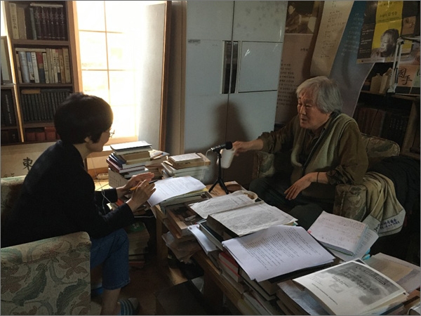 대전MBC 라디오는 한국전쟁 70주년을 맞아 2부작 특집 다큐멘터리 '한국전쟁 70년, 상처를 딛고 평화를 노래하라'를 제작, 24일과 25일 이틀 동안 저녁 6시 25분부터 표준FM을 통해 방송한다. 사진은 김성동 작가(오른쪽)를 인터뷰하고 있는 박선자PD.