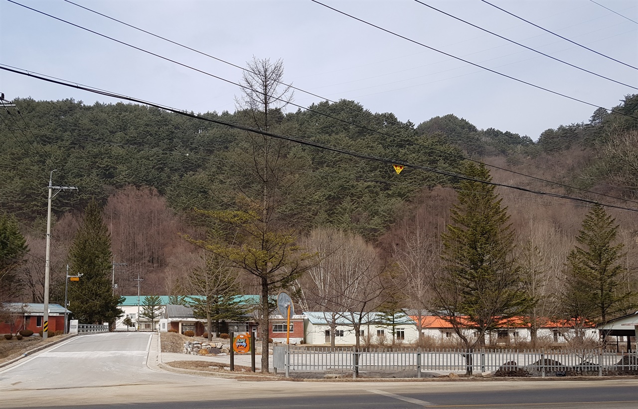  2019년 2월의 연화광업소. 사무실, 식당 등으로 사용되던 일부 건물이 남아 있다. 왼쪽에 보이는 드르네교 아래로 송정리천이 흐른다.