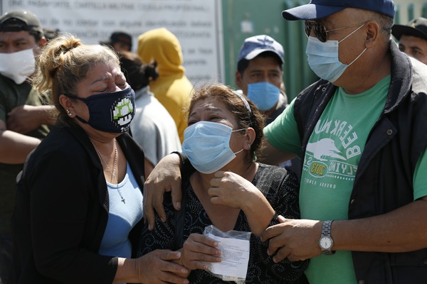  멕시코 수도 멕시코시티 인근 에카테펙 종합병원 밖에서 지난 5월 2일(현지시간) 신종 코로나바이러스 감염증(코로나19) 의심 환자 사망 소식을 전해 들은 고인의 유가족들이 오열하고 있다.