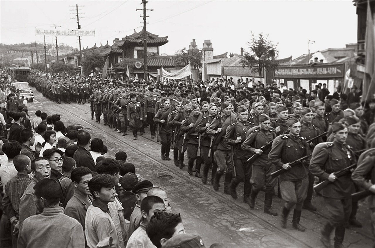 평양에 진주하는 소련군(1945. 8.).