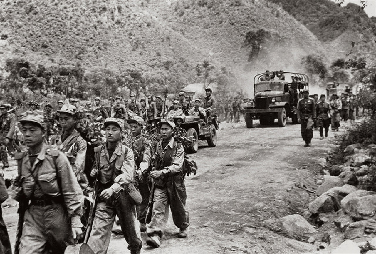 남진하는 인민군(1950. 6.).