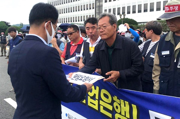 노동자 생존권 보장, 조선산업 살리기 경남지역공동대책위는 6월 24일 오후 경남도청 앞에서 기자회견을 열었다.