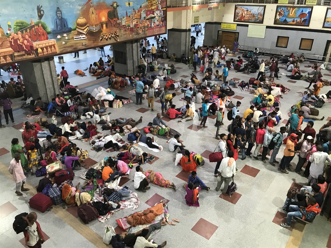 여행자들이 없는 바라나시 역에는 인도인들의 일상만 있을 뿐이다.
