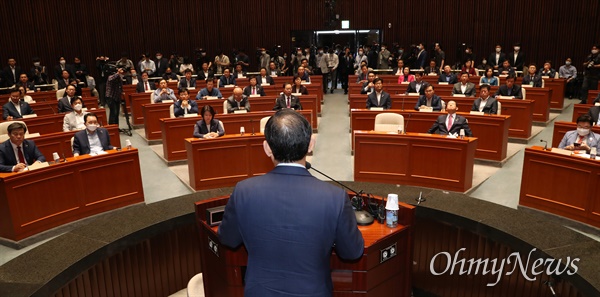 국회 복귀한 주호영 미래통합당 주호영 원내대표(뒷모습)가 25일 오전 서울 여의도 국회에서 열린 긴급 비상의원총회에 참석해 발언하고 있다. 더불어민주당의 단독 상임위원장 선출에 반발해 원내대표직을 내놓고 전국 사찰을 돌며 잠행했던 주 원내대표는 이날 열린 비상의원총회에서 만장일치로 재신임을 얻어 복귀했다. 