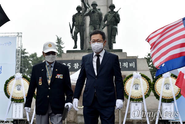 박남춘 인천시장이 25일 수봉공원 6.25 참전 인천지구 전적비에서 6.25전쟁 제70주년을 맞아 참배하고 있다.
