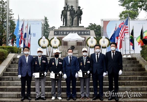 박남춘 인천시장이 25일 수봉공원 6.25 참전 인천지구 전적비에서 6.25전쟁 제70주년을 맞아 참배하고 있다.