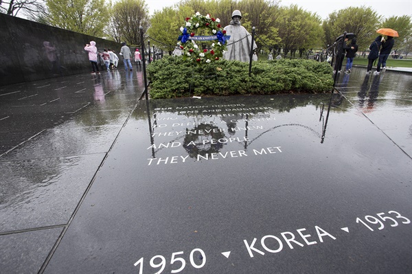미국 워싱턴 D.C.에 서 있는 한국전쟁 기념비
