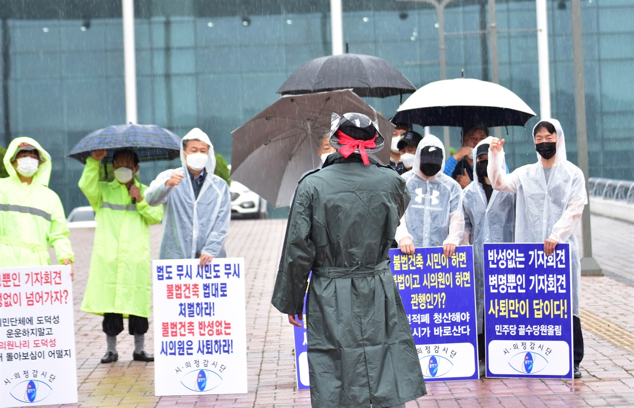 용인시·의정감시단 회원 20여명은 지난 24일 오전 9시 용인시청역 입구 집회를 통해“불법건축 반성 없는 시의원은 사퇴하라”며 김기준 시의원의 사퇴를 거듭 촉구했다. 