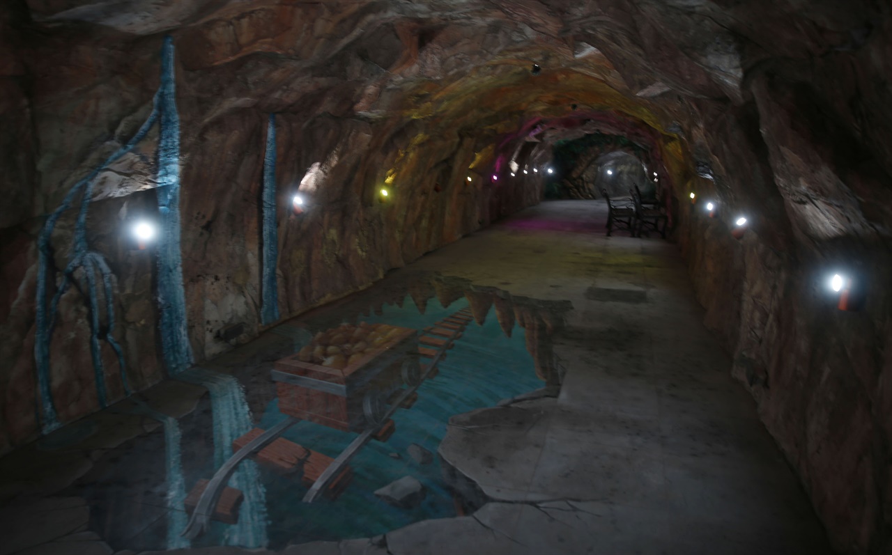  사라실 마을에 있는 금광굴의 내부. 관광시설로 단장돼 있어 굴 안에까지 들어가 볼 수 있다.