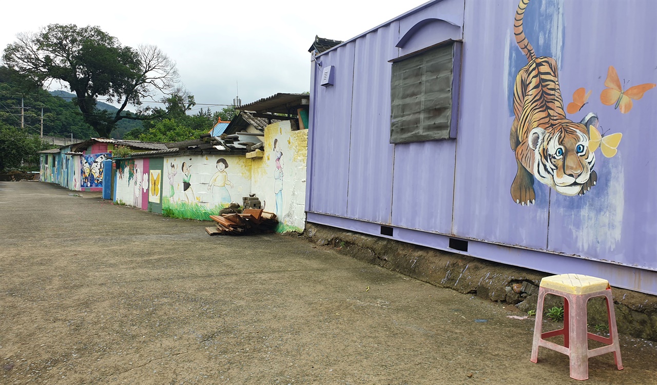  억만마을의 담장에 그려진 벽화. 사라실예술촌에 입주한 예술인들이 재능기부로 그렸다.