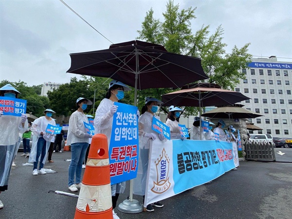 '국제중 지정 취소' 반대를 요구하는 대원-영훈 국제중 학부모들이 서울시교육청 앞에서 침묵 시위를 벌이고 있다. 