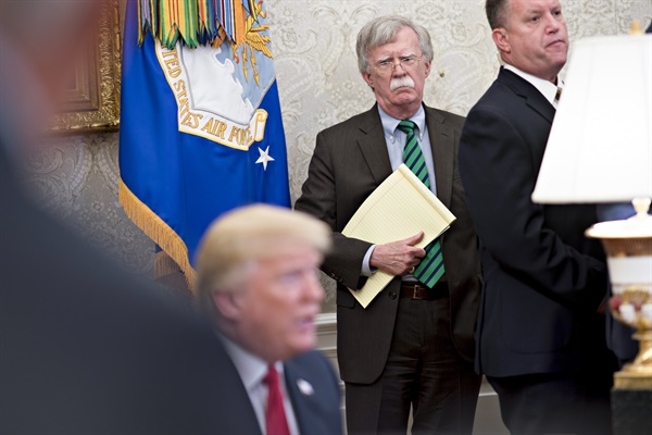 존 볼턴 전 미 백악관 국가안보보좌관이 회고록을 냈다. 사진은 2018년 5월 17일(현지시간) 당시 볼턴 보좌관이 도널드 트럼프 미국 대통령의 발언을 듣는 모습.