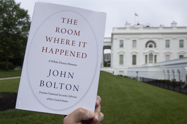 미국 백악관을 배경으로 18일(현지시간) 촬영된 존 볼턴 전 국가안보보좌관의 회고록 '그것이 일어난 방'의 표지. 