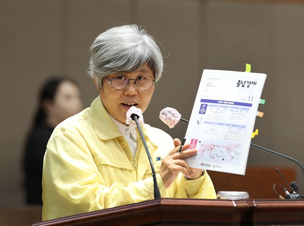  지난 16일 도정질문을 하고 있는 김명숙 도의원. 이날 김 의원은 오염원을 배출하고 사고위험도 높지만 지역자원시설세에 포함되지 않은 서산대산석유화학단지도 부과대상이 되도록 방안을 찾아야 한다고 지적했다.