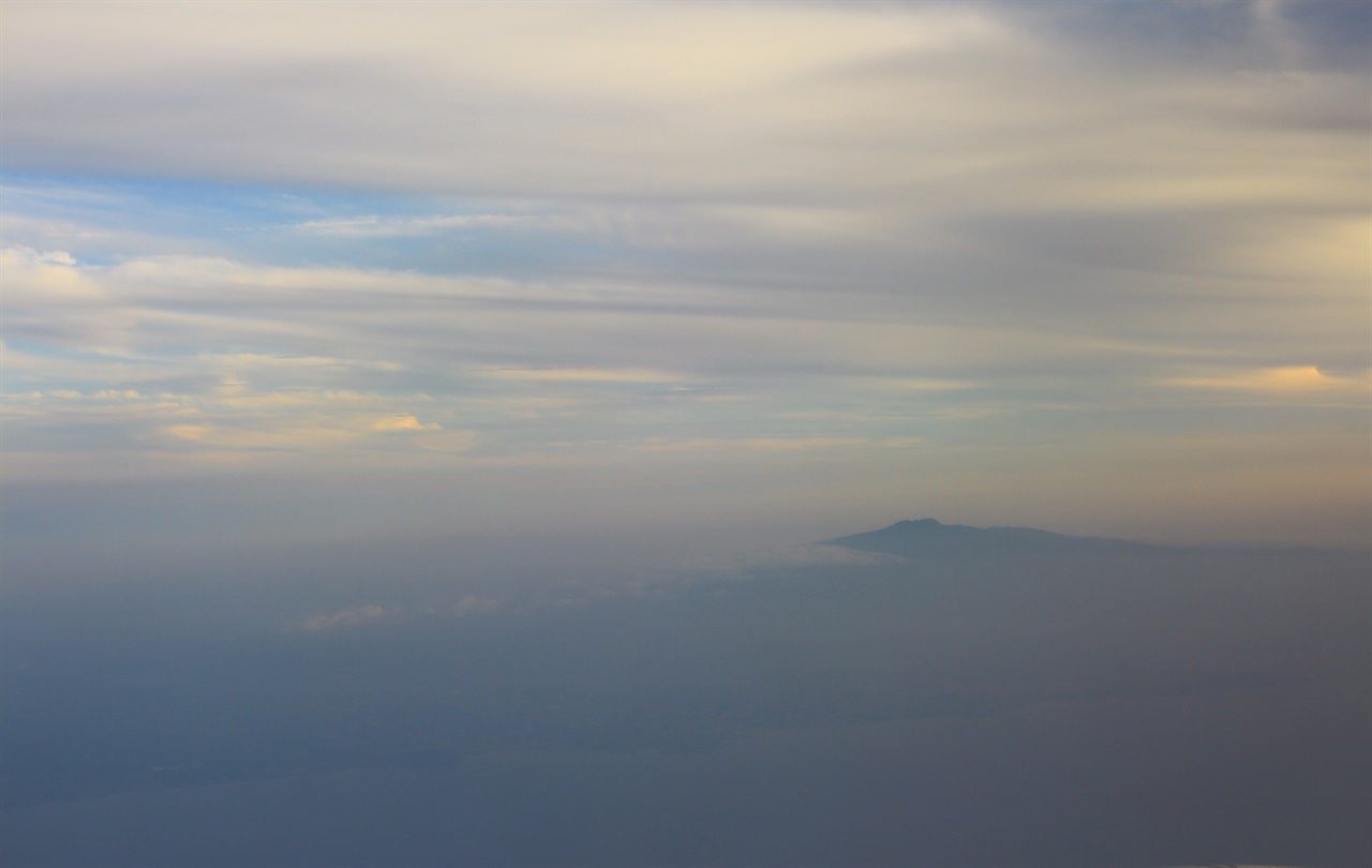 구름 위에 솟아있는 한라산의 모습
