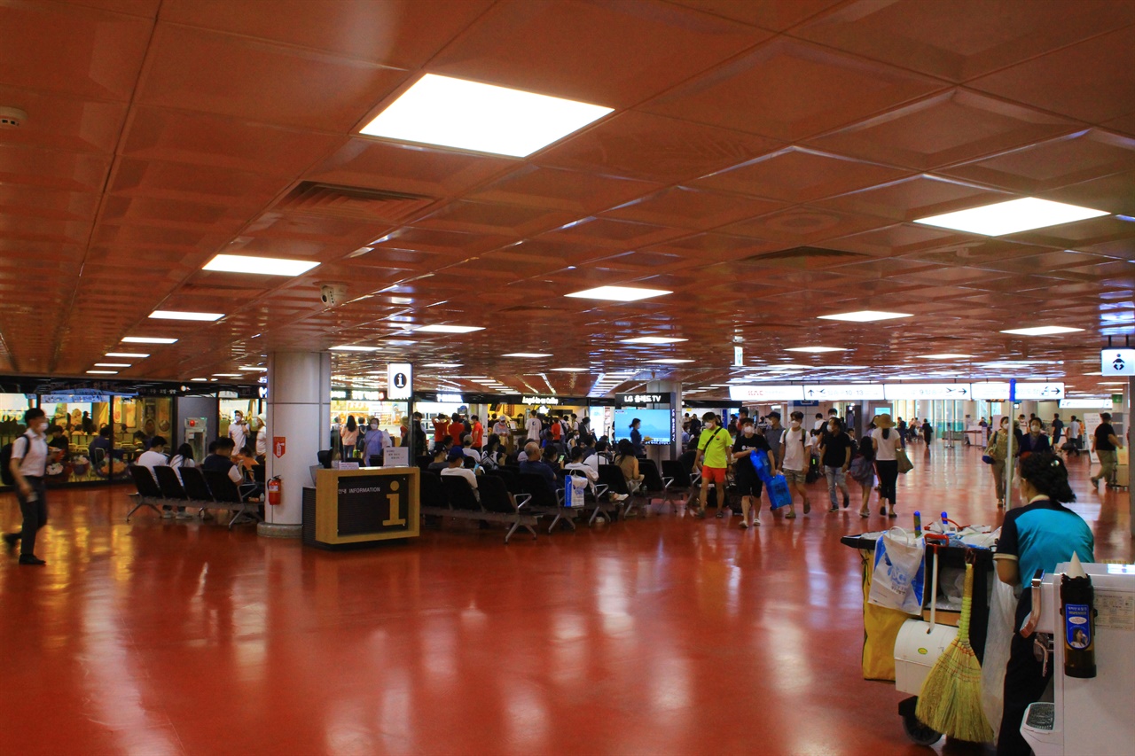 제주국제공항 국내선 대합실에 나들이객으로 붐비는 모습