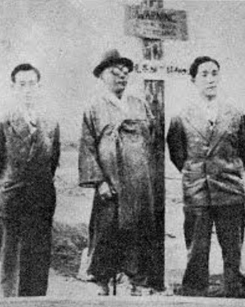 1948년 4월 19일, 남북협상을 위해 평양으로 가던 도중 38선 위에 선 백범 김구. 왼쪽은 비서 선우진, 오른쪽은 아들 김신