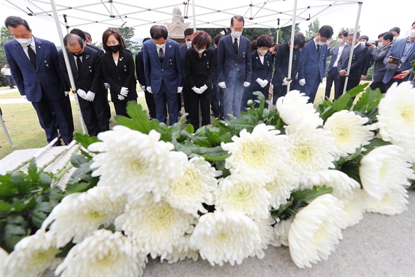 26일 서울 용산구 효창공원 내 백범 김구 선생 묘소에서 열린 71주기 추모행사에서 미래통합당 의원들이 묵념을 하고 있다.  이날 행사는 코로나19 확산 방지를 위해 별도의 행사 없이 묘소 참배로 진행됐다. 