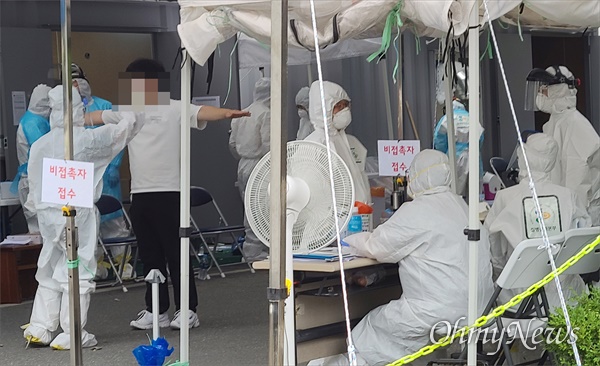 대전 서구보건소 선별진료소에서 의료진이 검사를 진행하고 있다.
