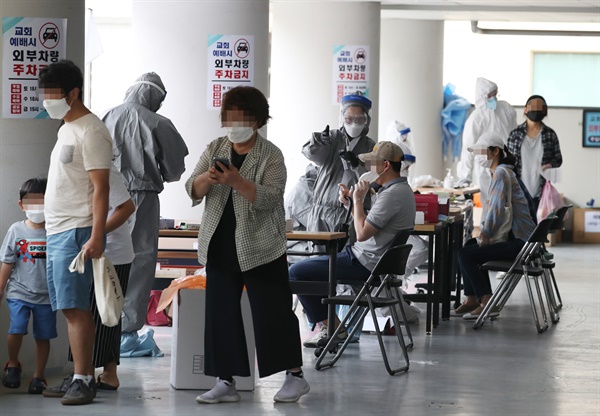 26일 신종 코로나바이러스 감염증(코로나19) 확진자가 발생한 서울 관악구 왕성교회에 설치된 임시 선별진료소에서 교인들이 검체 채취를 받고 있다