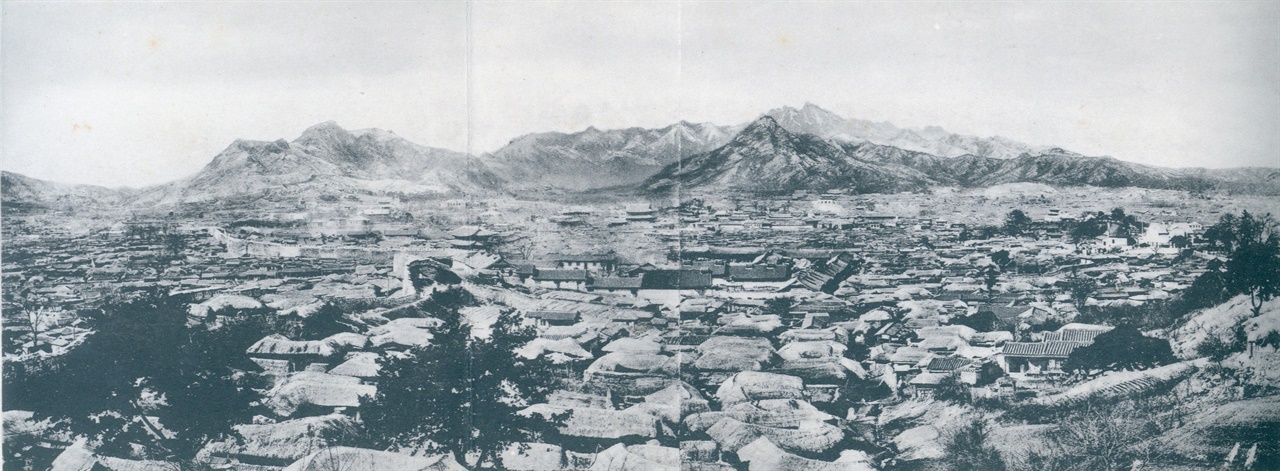 1902~1904년 경의 서울 도심의 모습. 왼쪽 서대문 바깥으로 경성정거장의 모습이 어렴풋이 보인다.