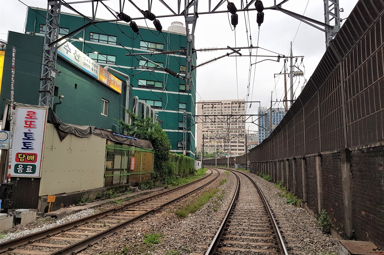 서대문정거장이 사라지고, 남대문정거장에서 바로 신의주, 나아가 중국까지 연결되는 철로가 개통되었다. 지금도 경의선 본선으로 남아있는 구간이다.