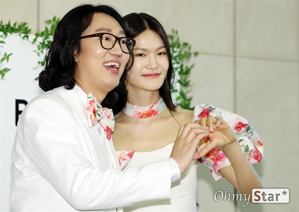결혼하는 김경진-전수민, 행복한 순간 신랑 김경진 코미디언과 신부 전수민 모델이 27일 오후 서울 강남구의 한 웨딩홀에서 열린 결혼식 기자회견에서 하트를 만들고 있다.