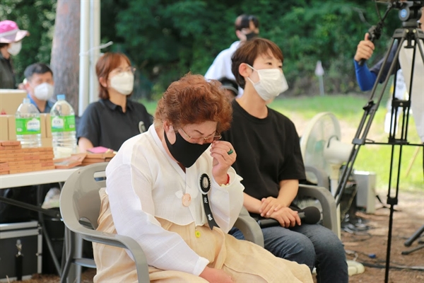 27일 오후 2시, '한국전쟁 70년 대전산내사건 제 21차 희생자합동추모제'에 참석한 한 휘생자 유가족이  눈물을  흘리고 있다.