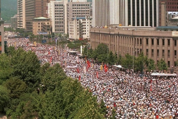 7월 9일은 이한열의 장례일이었다. 서울 중심가에 운집한 백만 인파
