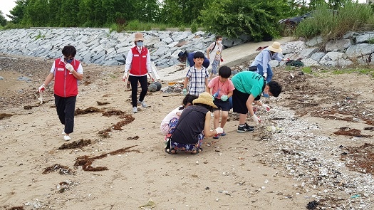 충남 홍성군 남당리 해안가에서 바다쓰레기를 줍고 있는 예산홍성환경운동 연합 회원들. 