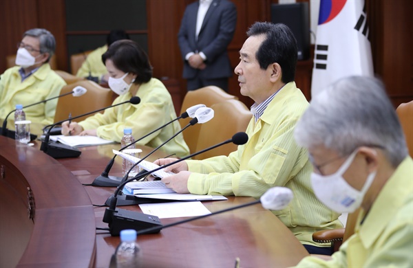 정세균 국무총리가 28일 정부서울청사에서 열린 신종 코로나바이러스 감염증(코로나19) 대응 중앙재난안전대책본부 회의를 주재하고 있다. 