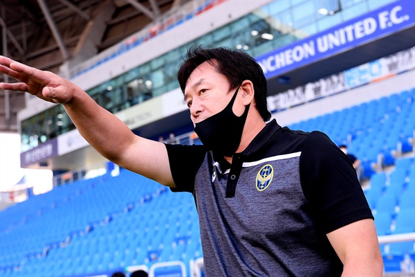 개막 9경기 무승의 극심한 부진에 빠진 프로축구 인천 유나이티드의 임완섭 감독이 28일 성적 부진에 책임을 지고 자진해서 사퇴했다고 인천 구단이 밝혔다.