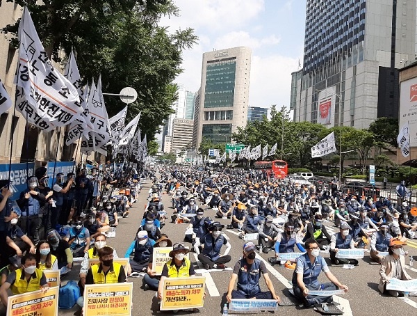 28일 오후 서울 을지대로에서 열린 택배전국노동자대회 모습이다.