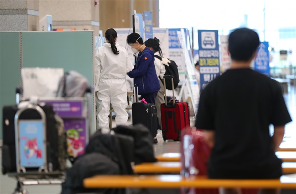 코로나19 신규 확진자 46명 중 해외 유입 확진자가 30명으로 집계된 23일 오후 인천국제공항에서 관계자들이 해외 입국자들을 안내하고 있다.