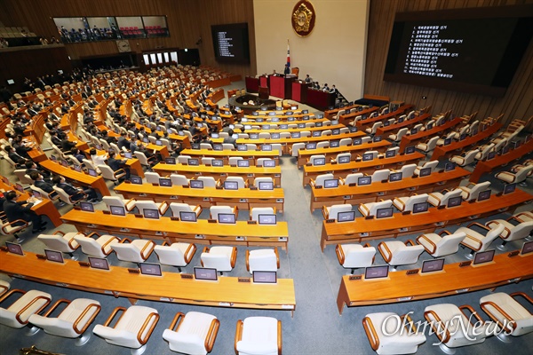 제21대 국회 원구성을 마무리하기 위해 29일 오후 서울 여의도 국회에서 열린 본회의에 미래통합당 등이 불참해 자리가 비어 있다. 더불어민주당과 열린민주당 등 의원들은 이날 회의에 참석해 상임위원장 선출을 위한 투표에 참여중이다. 