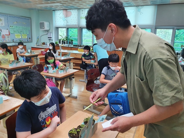 청년귀농인 최원석 대표가 벌레잡이 식물인 ‘파리지옥’, ‘카펜시스’, ‘스파츌라타’를 경남 고성지역 초등학교와 어린이집 36곳에 전달했다.