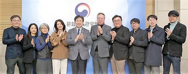  지난 1월 새로 구성된 영진위 9인위원회. 왼쪽부터 김영진, 모지은, 김난숙, 김여진 영진위원, 박양우 문체부 장관, 오석근 영진위원장, 최재원, 유창서, 문재철, 오성윤 영진위원