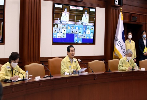 정세균 국무총리가 28일 세종로 정부서울청사에서 열린 코로나19 중앙재난안전대책본부 회의를 주재하고 있다.